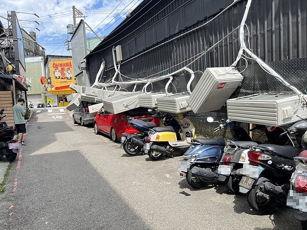 台中市西屯區福星路的adidas愛迪達體育用品店,今天下午傳出冷氣室外機掉落,砸毀一整排汽、機車的案件。圖/讀者提供