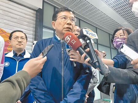 針對星宇航空高層被民航局約談,交通部長王國材(中)說,是討論旅客併班處理及是否盡到照顧責任。(呂筱蟬攝)