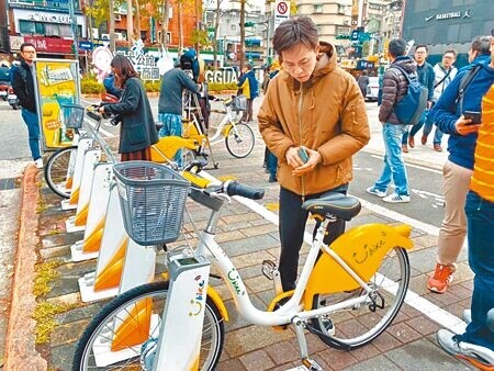 
台北市自行車交通事故及人行道上騎自行車受傷事故件數，近5年皆呈現上升趨勢，市議員王欣儀要求北市交通局從加強管理公共自行車著手，在YouBike貼上字體大且清楚編號，以便民眾檢舉違規。（本報資料照片）
