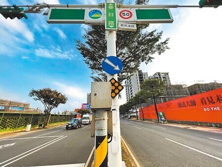 桃園區春日路以移靈為名鋪路近半世紀,又名「蔣公路」。(蔡依珍攝)