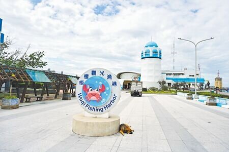立法院經濟委員會8日考察梧棲漁港建設,台中區漁會提出光電綠能停車場等6大建設。(陳淑娥攝)