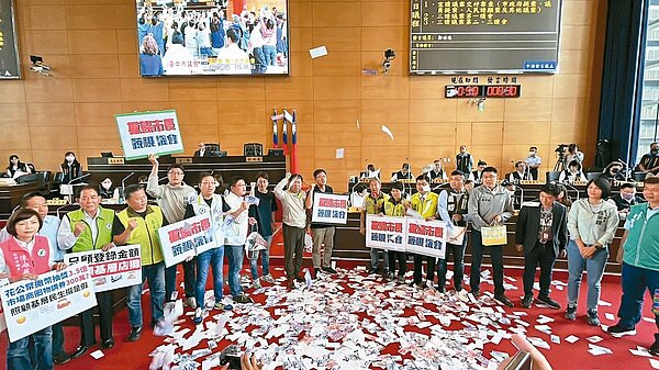 台中購物節追加預算3.5億元昨三讀通過,民進黨議員大撒玩具鈔,諷刺市府「大撒幣」,將提復議拚翻盤。記者陳秋雲/攝影
