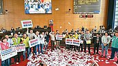 台中購物節預算三讀　綠撒假鈔抗議