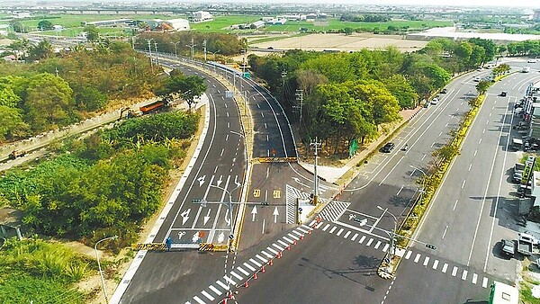 因應馬稠後產業園區開發，嘉義縣政府爭取行政院前瞻計畫經費，拓寬167線朴子段、鹿草段及嘉45線全線為24公尺，8日朴子段正式通車，可容納車流量提高不少。（嘉義縣政府提供／呂妍庭嘉義傳真）