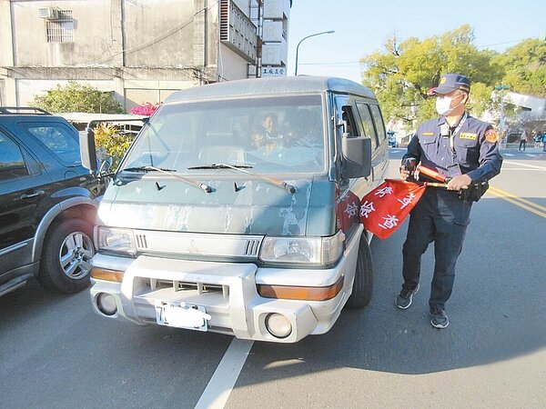 五一起交通大執法，南投縣警局4天取締221件交通違規，其中汽車行經路口不禮讓行人開罰33件。（南投縣警局提供／楊靜茹南投傳真）