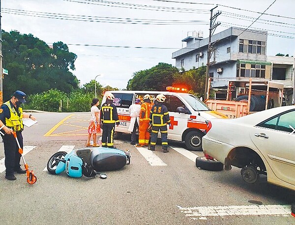 桃園市議員陳睿生說，頭洲派出所旁因發生多起死亡車禍，去年底開始有紅綠燈，但和主幹道車流量顯不相當，建議改採智慧型號誌。（陳睿生提供／蔡依珍桃園傳真）