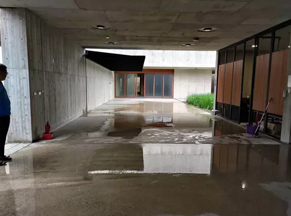 高虹安指出,上月中一場大雨,讓市府發現永恆之丘半開放式的建物設計卻未充分考量新竹地區風雨情形,導致雨水落入造成嚴重的積水問題。圖/新竹市政府提供