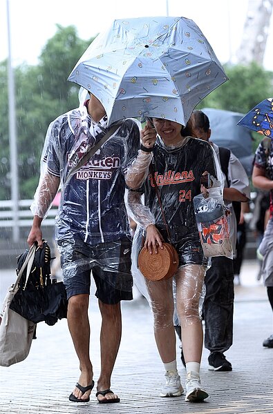 天氣風險公司天氣分析師吳聖宇指出,下波梅雨鋒面周日母親節通過快閃,北台會再轉涼,周六就會慢慢降雨,天氣開始變差。聯合報系資料照