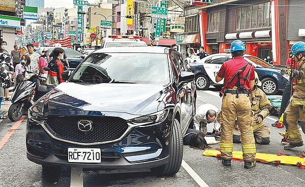 一對母女走在台南市成功路斑馬線時,遭一名孕婦駕車撞上,女子卡在車底,3歲女兒當場死亡。(讀者提供/程炳璋台南傳真)