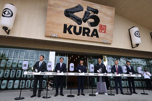 藏壽司海外首家全球旗艦店「高雄時代大道店」8日舉辦開幕典禮,左起日本藏壽司常務久宗裕行、高雄市長陳其邁、日本鬼才設計師佐藤可士和、「國民姊夫」AKIRA、亞洲藏壽司董事長兼總經理西川健太郎、亞洲藏壽司董事近藤和人剪綵。圖/高雄市經發局提供