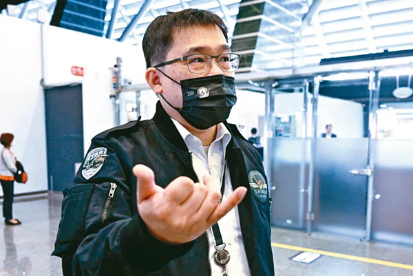 交通部民航局昨開始調查,釐清飛行作業過程,機場處置是否妥當等,星宇董事長張國煒也列為調查對象。 圖/取自PTT