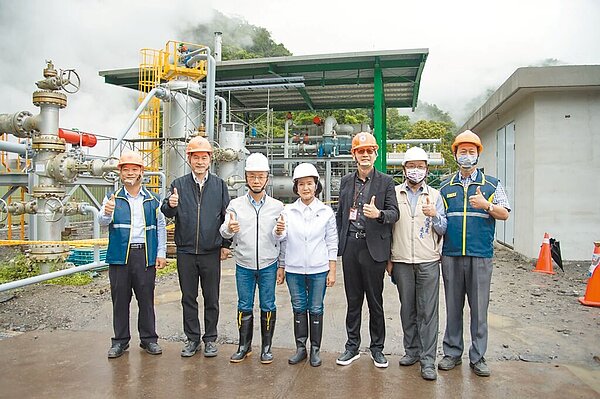 耗資近3.5億元的宜蘭縣大同鄉仁澤地熱發電廠,已完成3、4號2口井鑽井作業,規畫電廠裝置容量可達0.84MW,縣長林姿妙(中)8日前往視察,預計6月試營運、2024年商轉。(宜蘭縣政府提供/吳佩蓉宜蘭傳真)