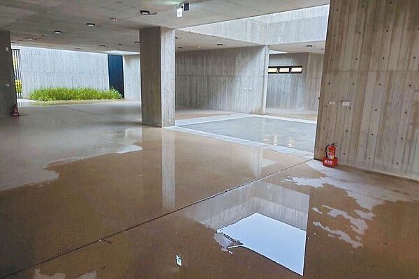 新竹市長高虹安8日指永恆之丘納骨塔花了超過5億經費,但未周詳考量新竹風雨特性,雨水會伴隨風吹大量落入牌位塔位區,造成嚴重積水等問題。(新竹市政府提供/陳育賢新竹傳真)