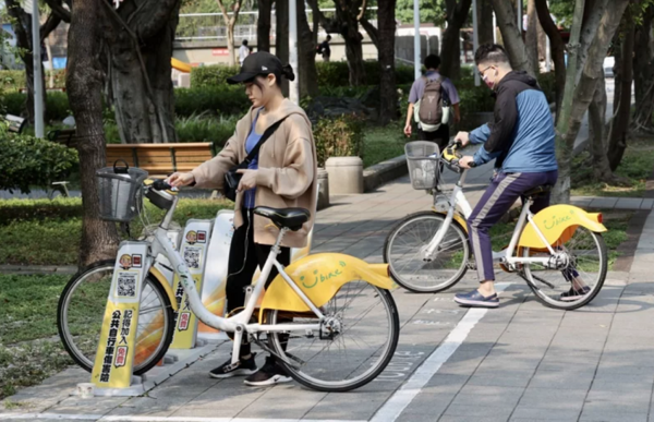 台北市全面改為YouBike2.0，大量增加站點，因租借量增加，自行車交通事故也大增。聯合報資料照片
