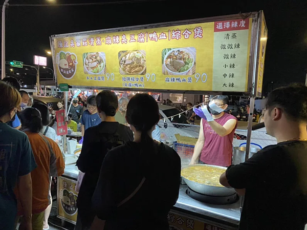 新北市鶯歌鳳鳴夜市日前才開張5天,就因未申請遭市府稽查勒令停業。圖/民眾提供