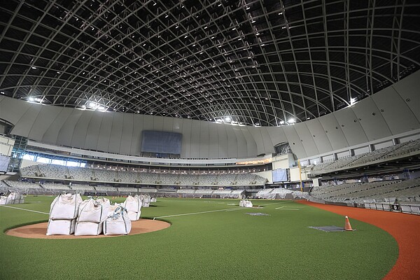 台北市議會教育委員會今天前往台北大巨蛋考察。記者蘇健忠/攝影