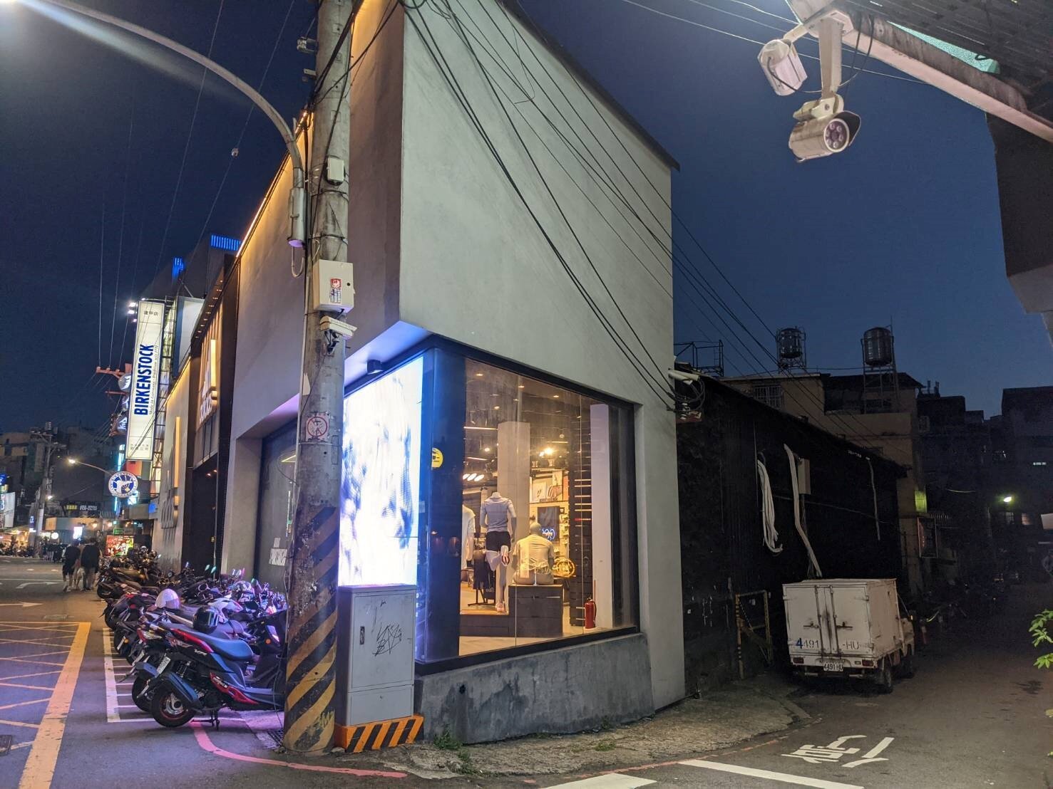 台中市西屯區福星路一處違建昨(8)日下午發生冷氣支架倒塌。圖/台中市府提供