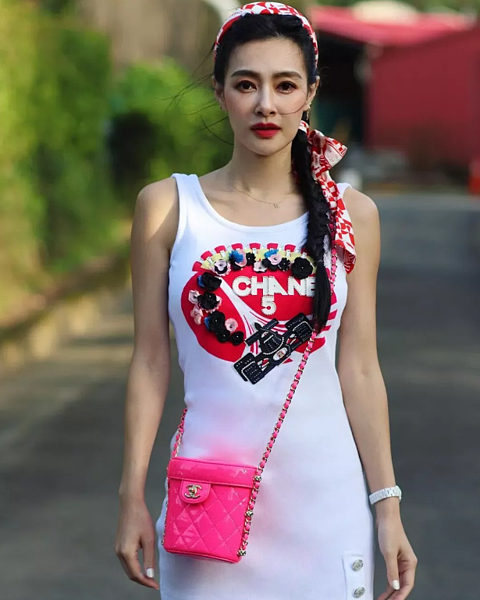 王思佳身穿的衣物及揹的包包,被網友質疑是假貨。 圖/擷自IG