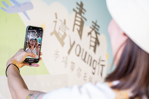 只要在新北38座公有市場使用活動專屬濾鏡拍照,並在「來新北逛菜市」臉書粉專的指定貼文下方留言,就有機會抽中時下最流行的旅遊配備。圖/新北市市場處提供