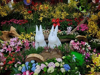 花牆中間布置盧秀燕市長與鄭文燦副院長親手簽名燈會阿達兔。圖/台中市農業局提供