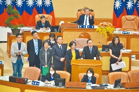 新北市議會9日總質詢,新北市議員多關心在地交通問題,針對議員提議設置「青春山海線專車」、「泰山交流道」,舒緩車潮,新北市長侯友宜回應,將責成局處評估規畫。(蔡雯如攝)