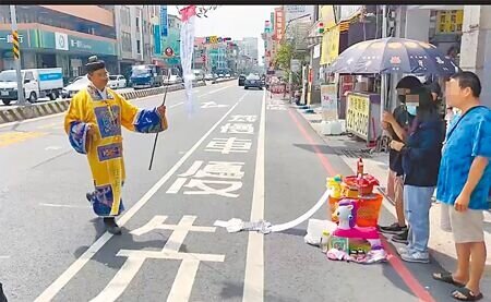 台南市1名3歲女童在北區忠義路、成功路口遭汽車撞死,家人偕道士回到車禍現場招魂。(洪榮志攝)