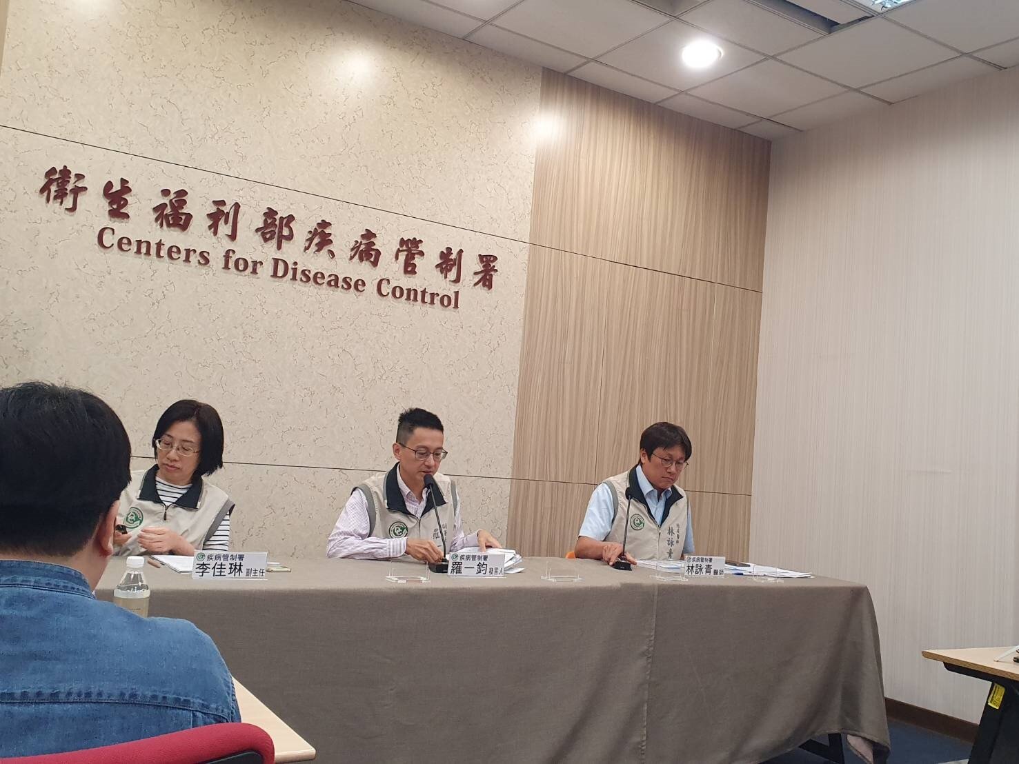 疾管署5月9日14:00例行疫情記者會出席名單由左到右疾管署疫情中心副主任李佳琳、發言人羅一鈞、防疫醫師林詠青。記者楊雅棠/攝影