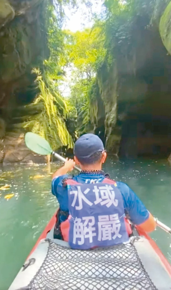 開水聯盟日前在新北蚯蚓坑划行獨木舟,爭取水域開放。圖/取自開水聯盟臉書社團