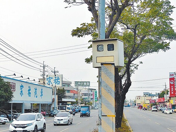 彰化縣警局編列預算,下半年將再增加20組多功能固定桿設備。圖/警方提供