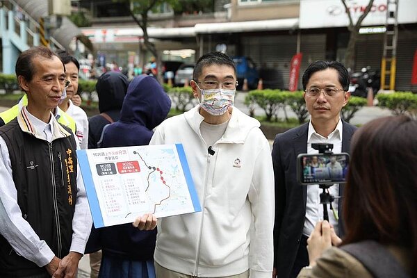 謝國樑親自搭乘9026B,並與民眾宣導。圖/基隆市政府提供