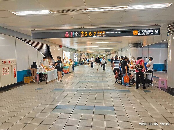 台北捷運公司開放捷運忠孝新生站付費區擺設攤位，台北市議員許淑華擔憂如果發生緊急狀況恐有公安疑慮。圖／台北市議員許淑華研究室提供