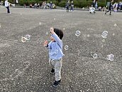 育嬰留停津貼　父母可同時領