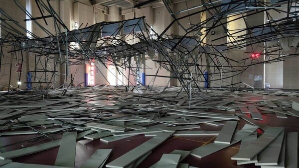 去年9月桃園八德國民運動中心羽球場因地震造成天花板崩塌，畫面怵目驚心。（中時報系資料照片）