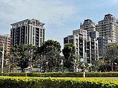 舊大樓破又醜…他嗆「高公設比有啥不好？」　網炸鍋：完全兩回事