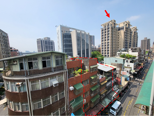 紅框範圍為三重案現況,箭頭處為即將完工之簡易都更案。圖/新北市政府提供