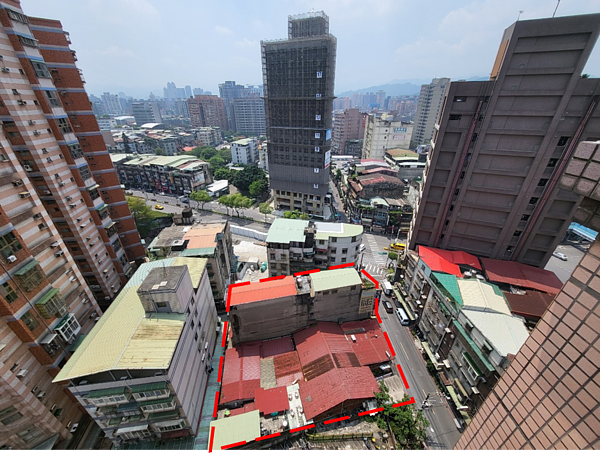 紅框範圍為中和案現況,上方施工中亦為簡易都更案。圖/新北市政府提供