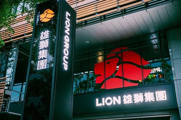 檢警單位昨日到雄獅公司進行搜索調查，並約談3名公司職員。公司8日晚間即透過重訊表示，依法配合調查，並依法發布重大訊息，調查過程不公開，對公司財務業務不會造成影響。圖／雄獅提供