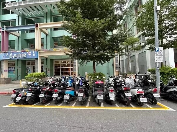 機車停車格畫黃線,民眾霧煞煞。圖/北市停管處提供