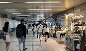 挨轟「是有多缺錢?」　北捷忠孝新生站設攤恐影響公安