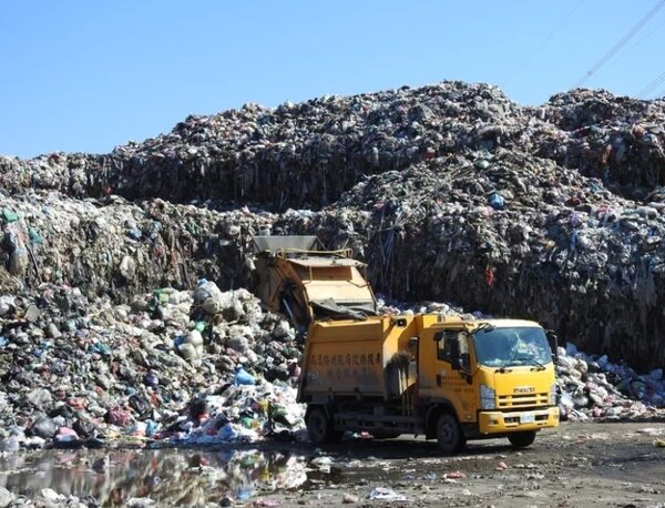 南投縣因無焚化爐，垃圾堆積嚴重，目前全縣垃圾堆置量已達24萬公噸。圖／聯合報資料照
