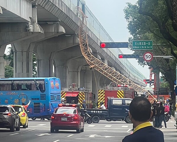 台中市南屯區文心南路一處建築工地10日驚傳鋼樑倒塌意外，波及一旁台中捷運。圖／取自TCPB 局長室臉書