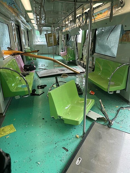 台中市南屯區文心南路一處建築工地10日驚傳鋼樑倒塌意外,波及一旁台中捷運。圖/取自廖偉翔臉書