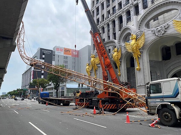 台中市南屯區文心南路一處建築工地10日驚傳鋼樑倒塌意外，波及一旁台中捷運。圖／取自TCPB 局長室臉書