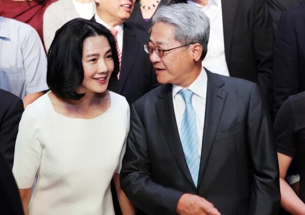 台新金董事長吳東亮（右）與夫人彭雪芬（左）。圖／聯合報系資料照