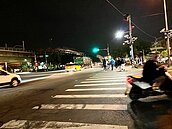 行人安心過馬路　台中創新感應式照明 