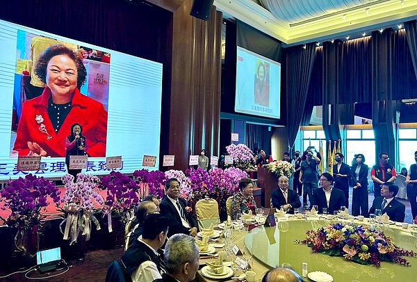 已創立25年的「中華道教玄天上帝弘道協會」，今(10)日於福容大飯店淡水漁人碼頭店，舉辦第六、七屆理事長交接暨理監事宣誓就職典禮，內政部長林右昌親臨監交，新北市副市長劉和然也到場觀禮，現場近六百名會員信徒蒞臨與會。圖／好房網News記者蔡佩蓉台北報導