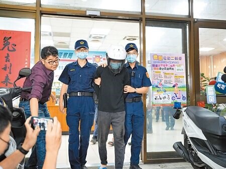 
新北市五股區10日發生一起凶殺棄屍案，25歲死者張姓男子頭部中彈，陳屍在五股水碓公園附近，張男債主姚男（帶安全帽者）涉嫌重大，遭警方移送法辦。（黃敬文攝）
