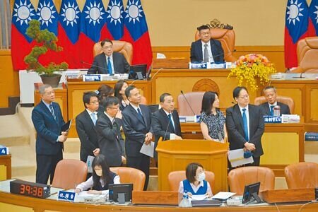 新北市議會昨日總質詢,民進黨議員質疑,新北市敬老卡用途不如他縣市,且非山非市地區根本看得到吃不到,新北市長侯友宜回應,市府相關福利會盡量滿足,也會逐步調整預算。(蔡雯如攝)