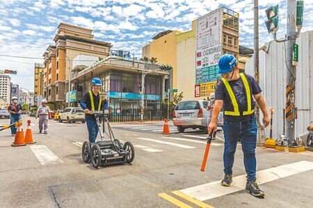 
竹北天坑事件，豐邑建設委外專業廠商在莊敬六街以透地雷達檢測地質，仍未提交緊急搶險計畫。（羅浚濱攝）
