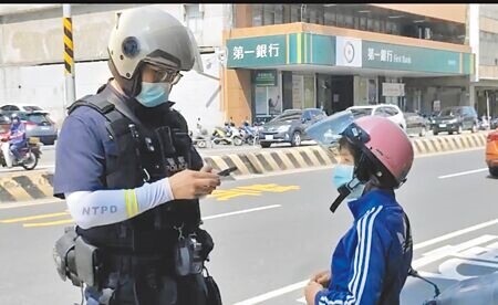 
台南市警方執行「路口安全大執法」專案，在行人交通流量較大的路口，強力取締汽機車未禮讓行人。（洪榮志攝）
